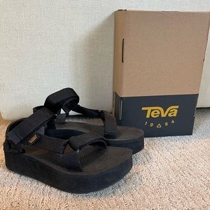 TEVA platform universal sandal size 6 women